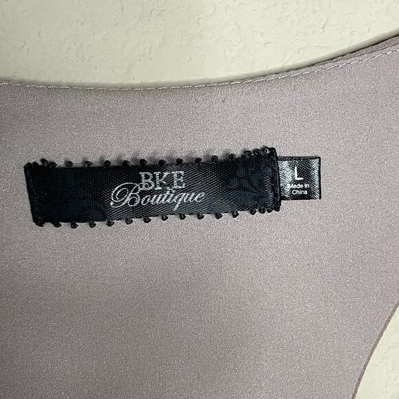 Size large BKE The Buckle boutique v-neck sleeveless blouse embellished neckline - Picture 4 of 6